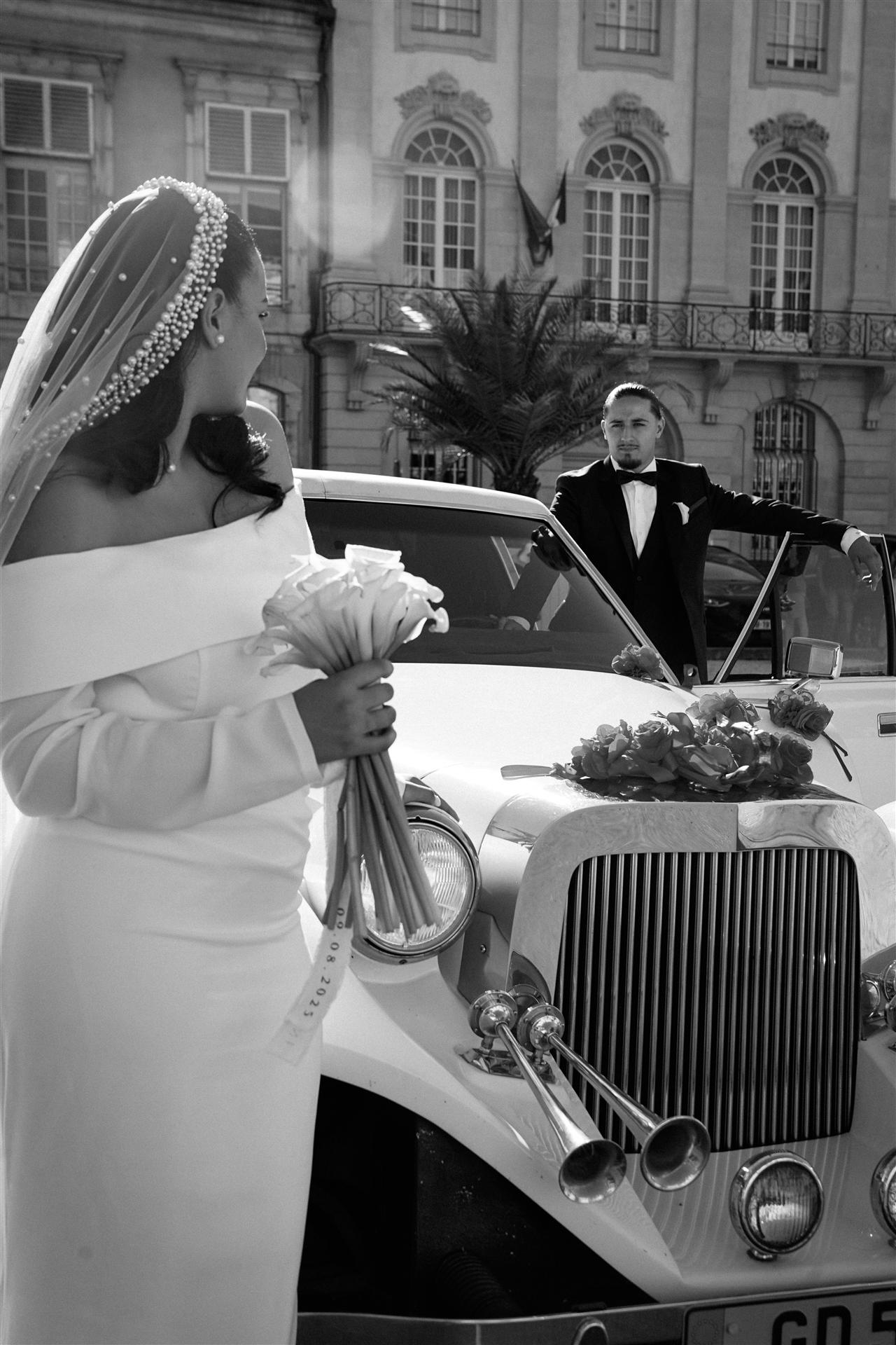 Couple devant voiture vintage